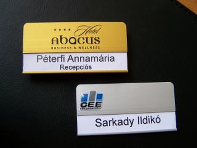Egyedi névkitűző